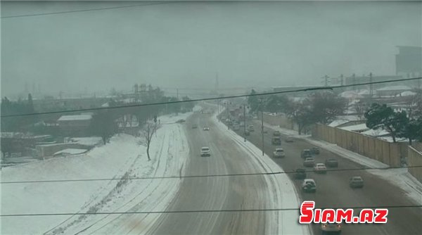 Qarlı hava Bakıda nəqliyyatın hərəkətini çətinləşdirib - FOTO Qarlı hava Bakıda nəqliyyatın hərəkətini çətinləşdirib - FOTO