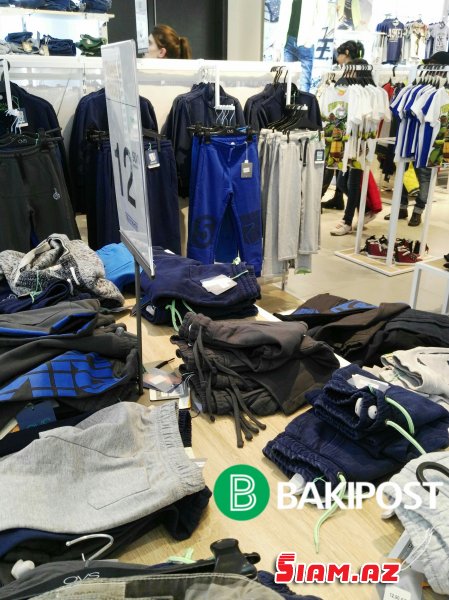Ermənistan malları Bakının brend mağazalarında - HƏRBİ PALTARLAR/ FOTOLAR Ermənistan malları Bakının brend mağazalarında - HƏRBİ PALTARLAR/ FOTOLAR