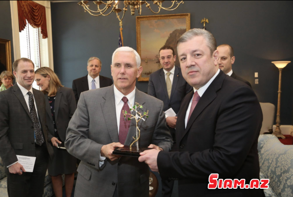 Maykl Pens Rusiya ilə hansı dildə danışmağın yolunu gözəl bilir Maykl Pens Rusiya ilə hansı dildə danışmağın yolunu gözəl bilir