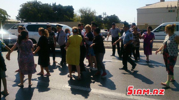 Məcburi köçkünlər yolu bağladı, jurnalist döyüldü, saxlanılanlar var... Hadisə yerindən FOTOLAR... Məcburi köçkünlər yolu bağladı, jurnalist döyüldü, saxlanılanlar var... Hadisə yerindən FOTOLAR...
