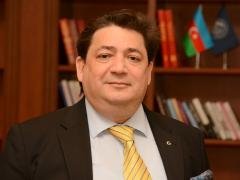 Bakıda kərə yağı vannasında çimən şirkət rəhbəri Bakıda kərə yağı vannasında çimən şirkət rəhbəri