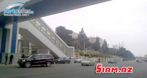 Bakıda bu da oldu: Yolun “ortasında” bina tikirlər – FOTO Bakıda bu da oldu: Yolun “ortasında” bina tikirlər – FOTO