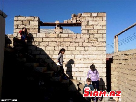 Basqınla ev dağıdıb, pul tələb edən icra nümayəndələri, ağlayan qadınlar və uşaqlar… – Bura Adil Vəliyev başçılıq edir Basqınla ev dağıdıb, pul tələb edən icra nümayəndələri, ağlayan qadınlar və uşaqlar… – Bura Adil Vəliyev başçılıq edir